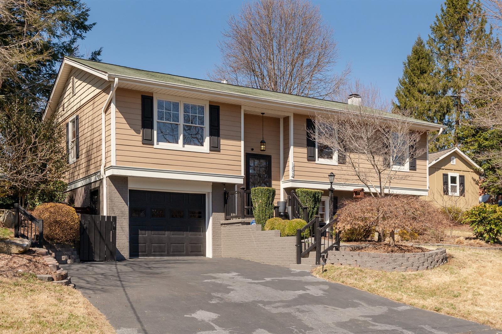 100_Thornhill_MLS_4074028_smaller
